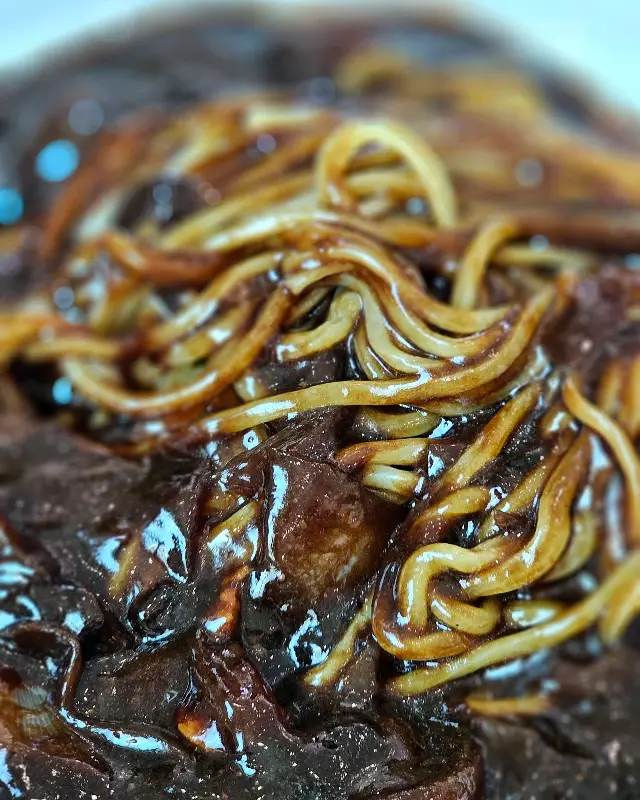 윤기가 좔좔 흐르는 간짜장