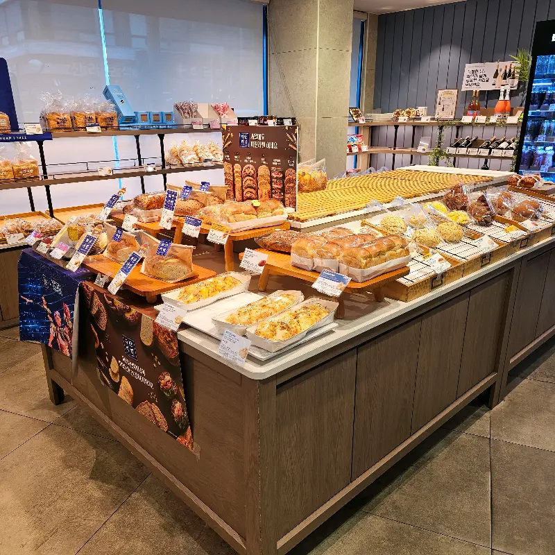 다양한 빵들이 진열된 모습