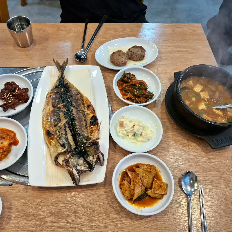 고등어구이와 함께 푸짐하게 차려진 한 상 차림