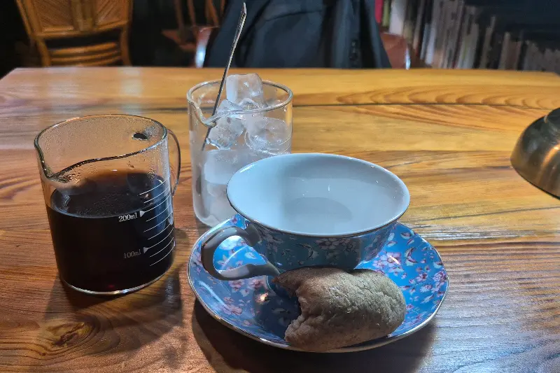 핸드드립 커피와 쿠키