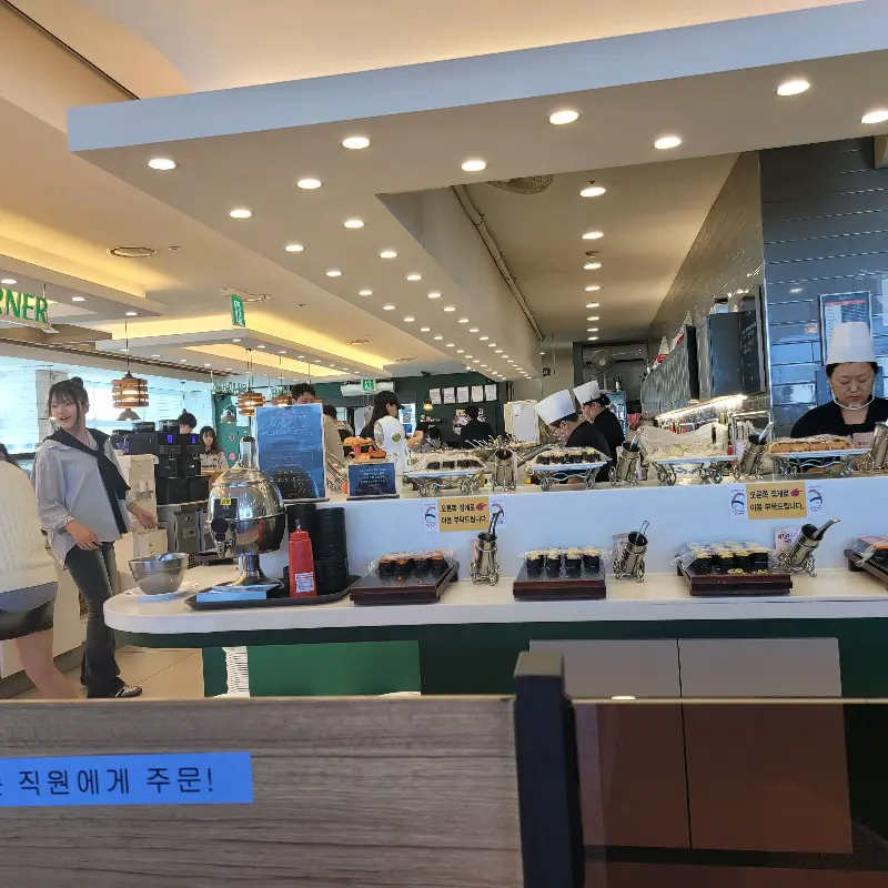 음식을 담는 사람들