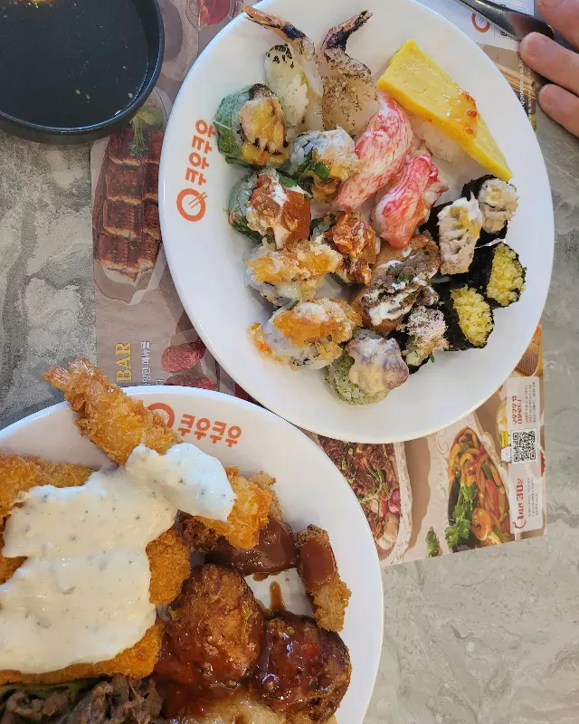 다양한 초밥과 튀김이 담긴 접시