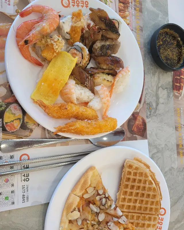 피자와 와플이 함께 있는 접시