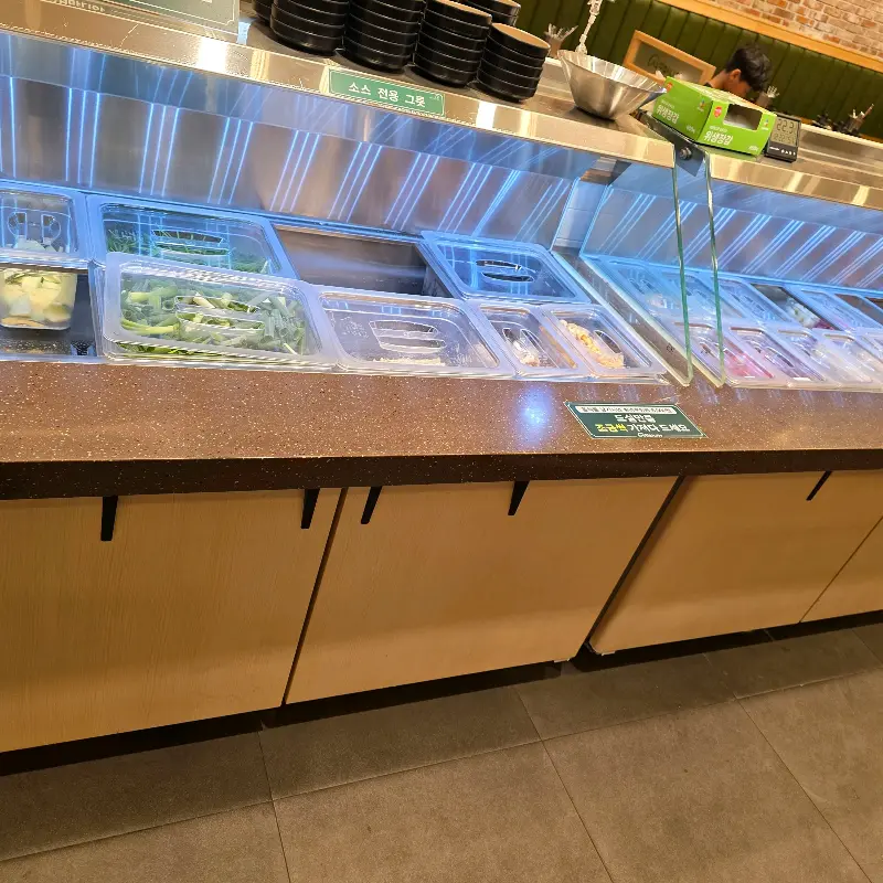 신선한 야채가 가득한 샐러드바