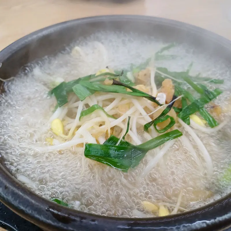 콩나물과 파가 듬뿍 들어간 국밥