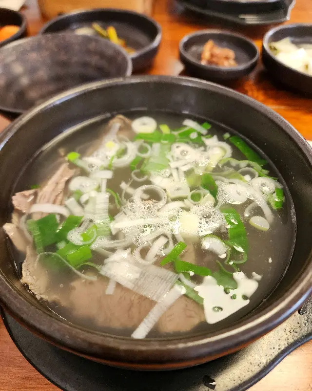 소반뜰 설렁탕의 모습. 뽀얀 국물과 파, 고기가 조화롭게 어우러져 있다.