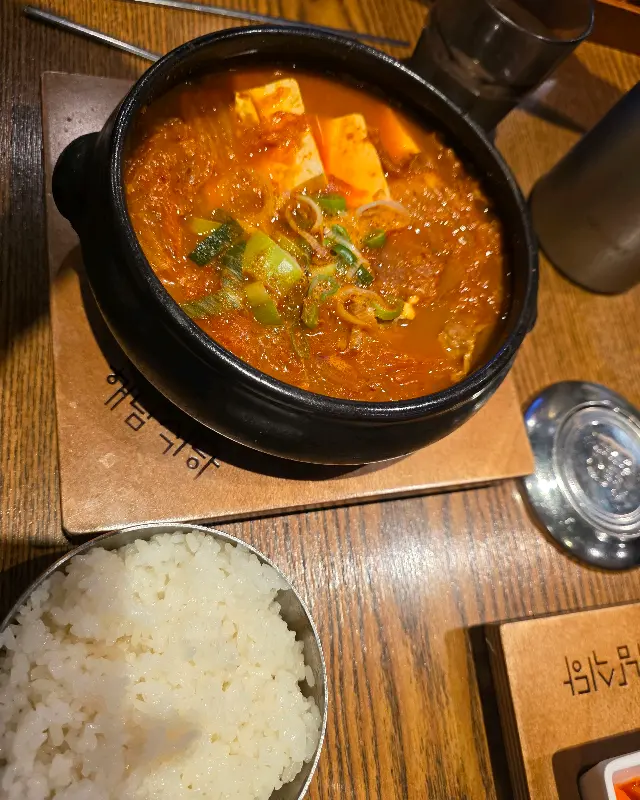 뚝배기에 담겨져 나오는 김치찌개