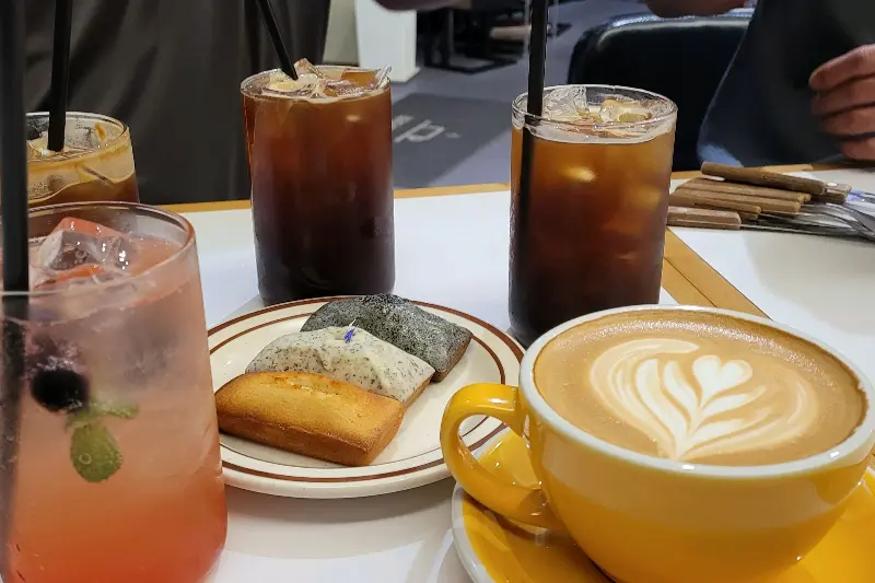 다양한 음료와 디저트