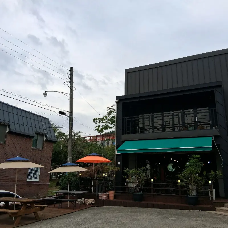 카페 외부 전경