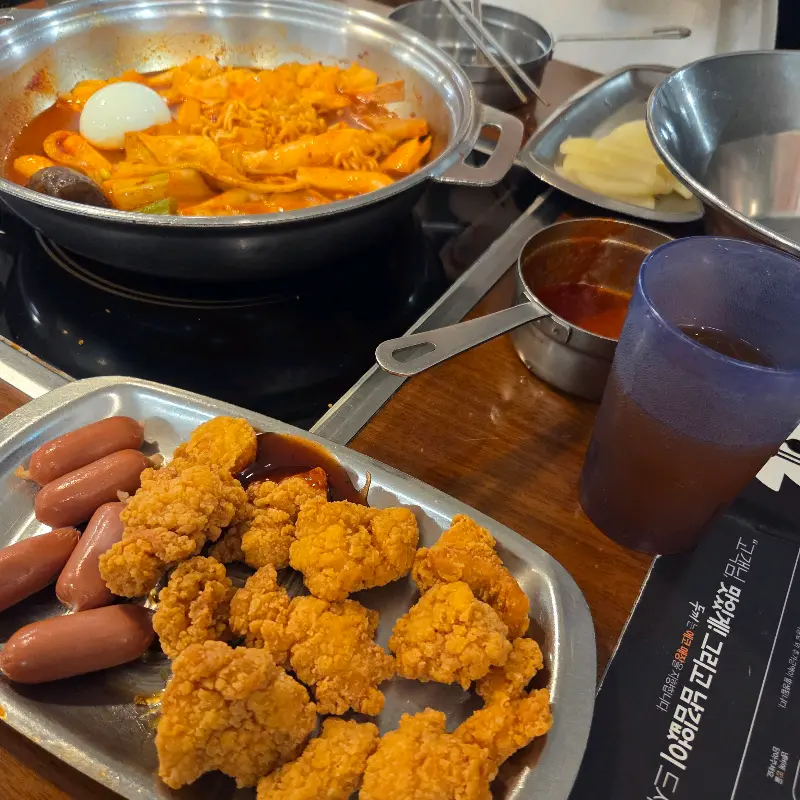 떡볶이, 튀김, 소시지가 함께 놓여있는 모습