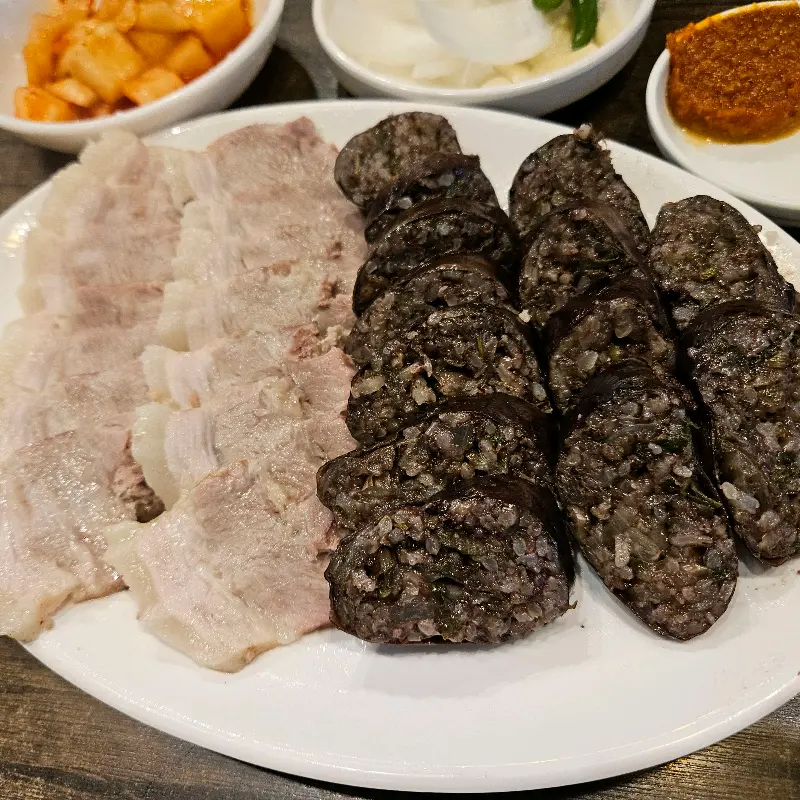 윤기가 좌르르 흐르는 수육과 찐 순대