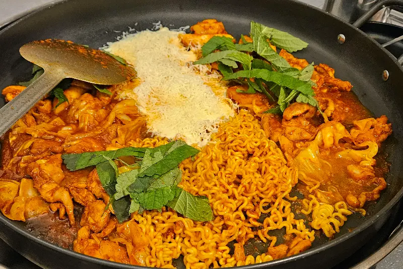 닭갈비와 라면사리