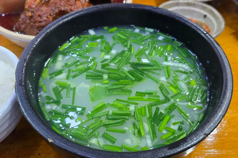 부추가 듬뿍 들어간 섬진강 재첩국
