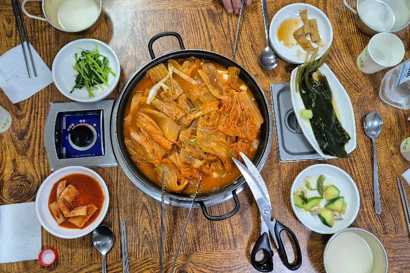 한상 가득 차려진 김치찜