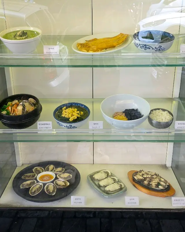 식당 앞에 전시된 음식 모형들