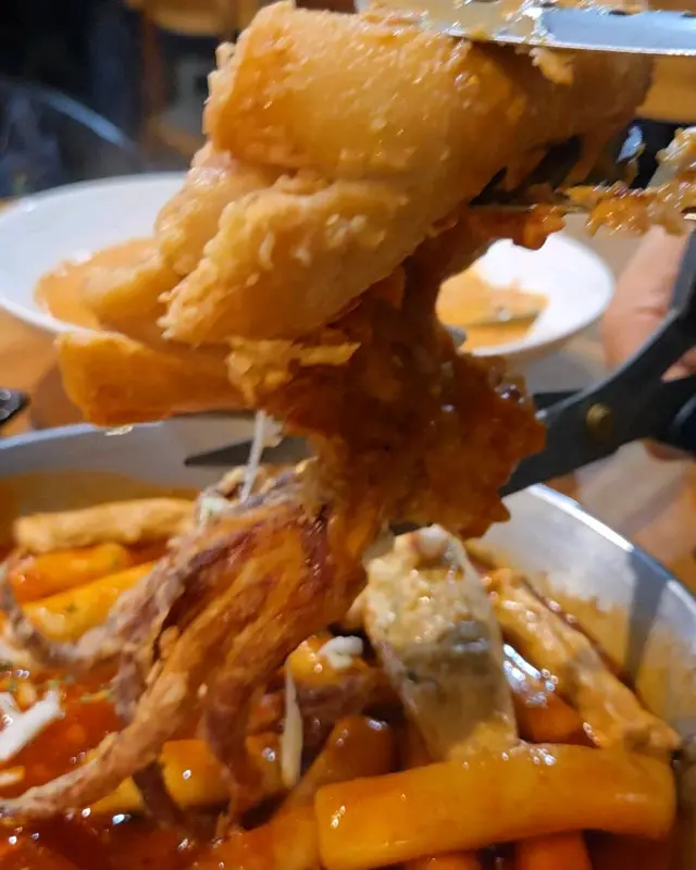 오징어 튀김을 집어올리는 모습