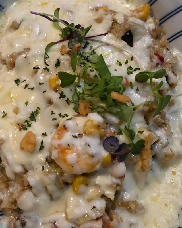 치즈가 듬뿍 올려진 해물볶음밥