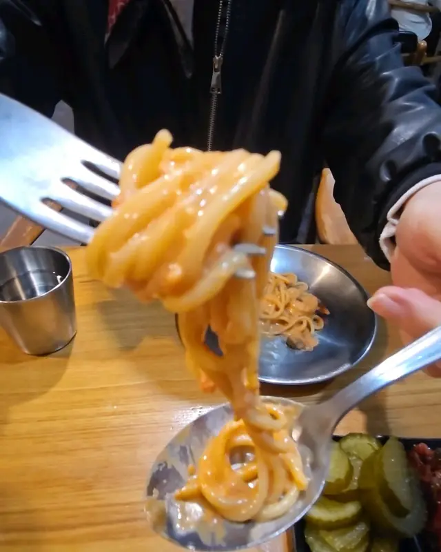 로제 파스타 면을 들어올리는 모습