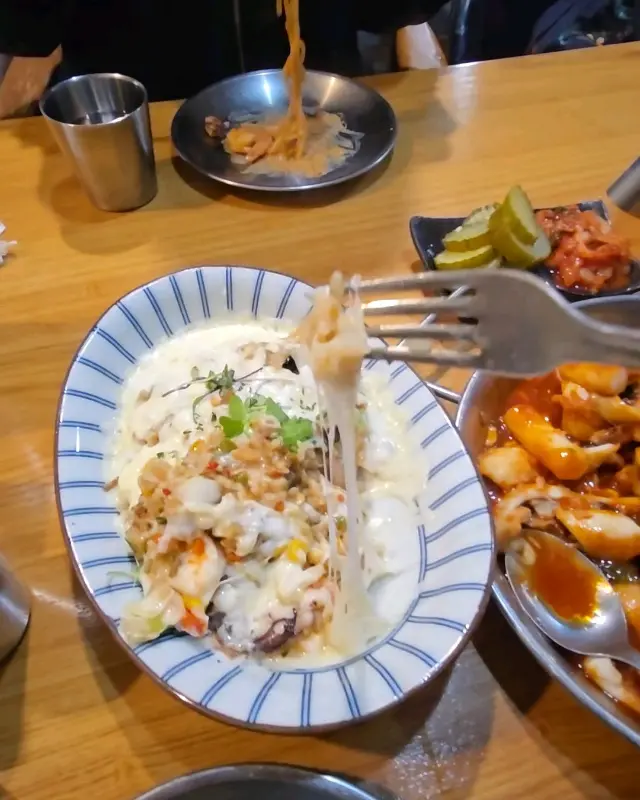 로제 파스타를 포크로 들어올리는 모습