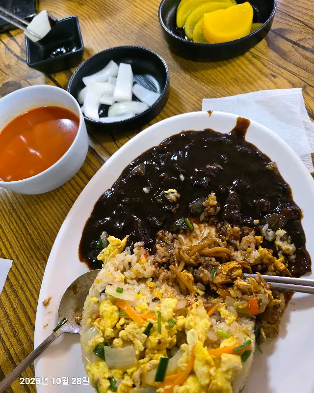 다래향 볶음밥과 짜장의 만남