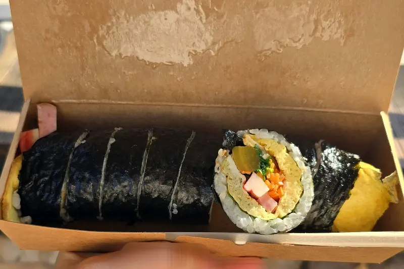 종이 상자에 담긴 김밥