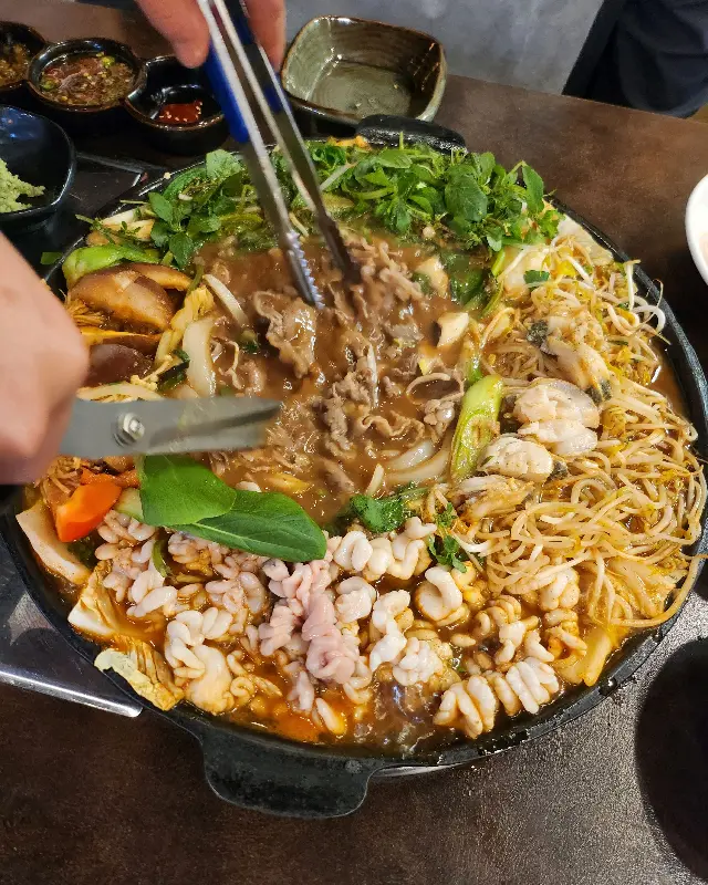 먹기 좋게 손질해주는 직원분