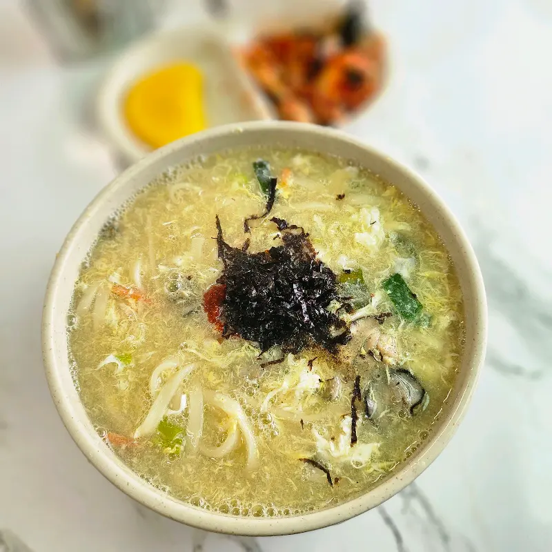 칼국수와 곁들임 반찬