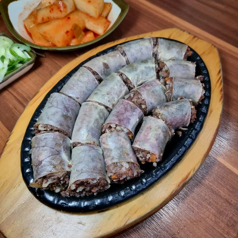윤기가 좌르르 흐르는 순대 한 접시