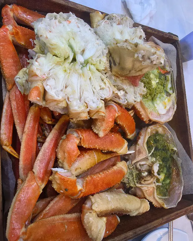 먹기 좋게 손질된 둥지횟집 대게