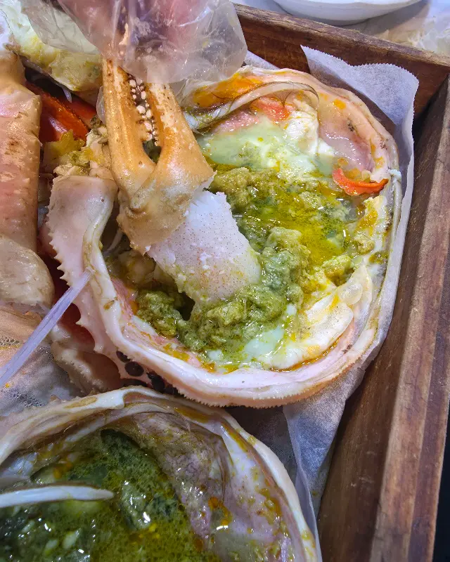 대게 내장의 풍미가 가득한 볶음밥