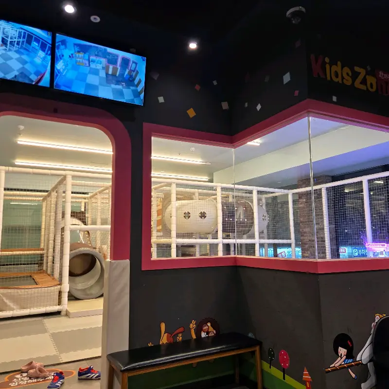 아이들이 뛰어노는 키즈존