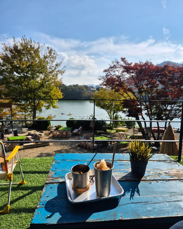 옥정호를 배경으로 즐기는 여유로운 티타임