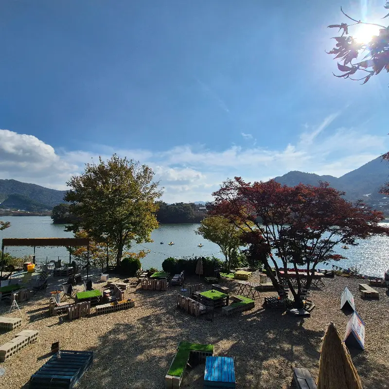 캠핑 감성을 자극하는 야외 테이블