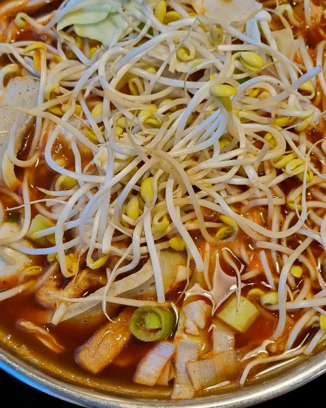 신선한 콩나물이 듬뿍 들어간 떡볶이