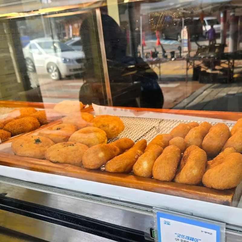 쇼케이스 안의 꽈배기