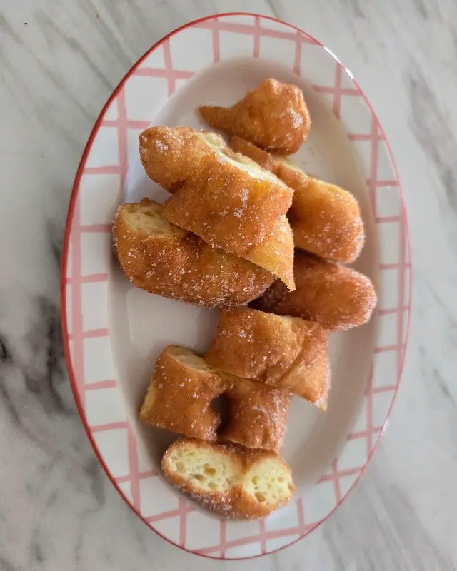 접시에 담긴 꽈배기