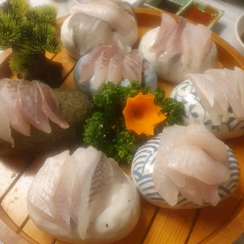 돌 위에 정갈하게 담긴 모듬회