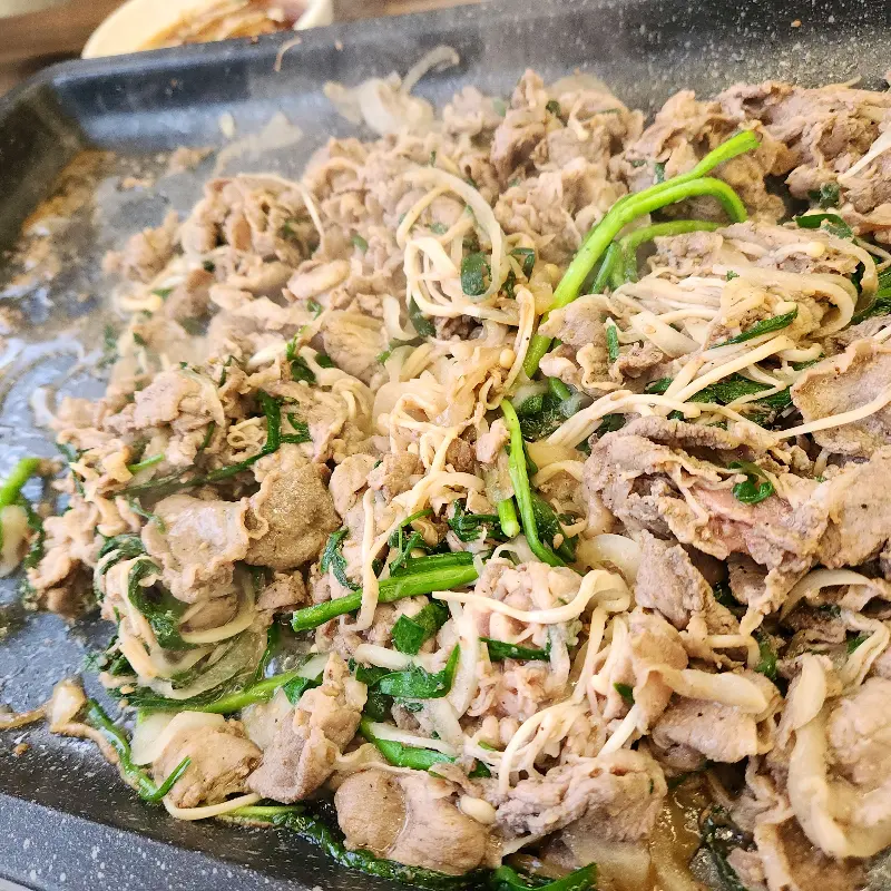 불판 위에서 익어가는 오리불고기