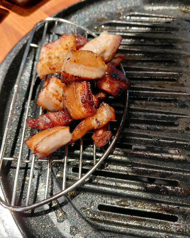 노릇하게 구워진 돼지 껍데기