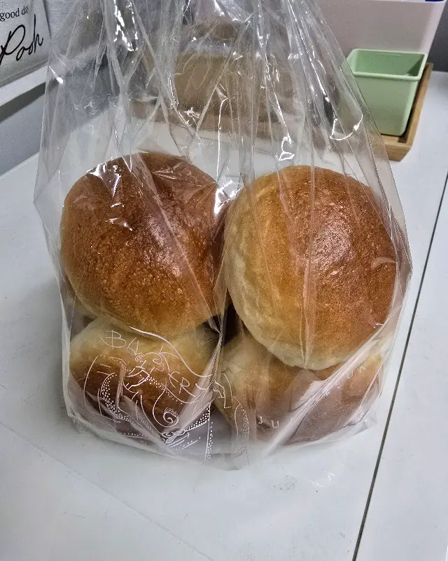 봉투에 담긴 우유 모닝빵