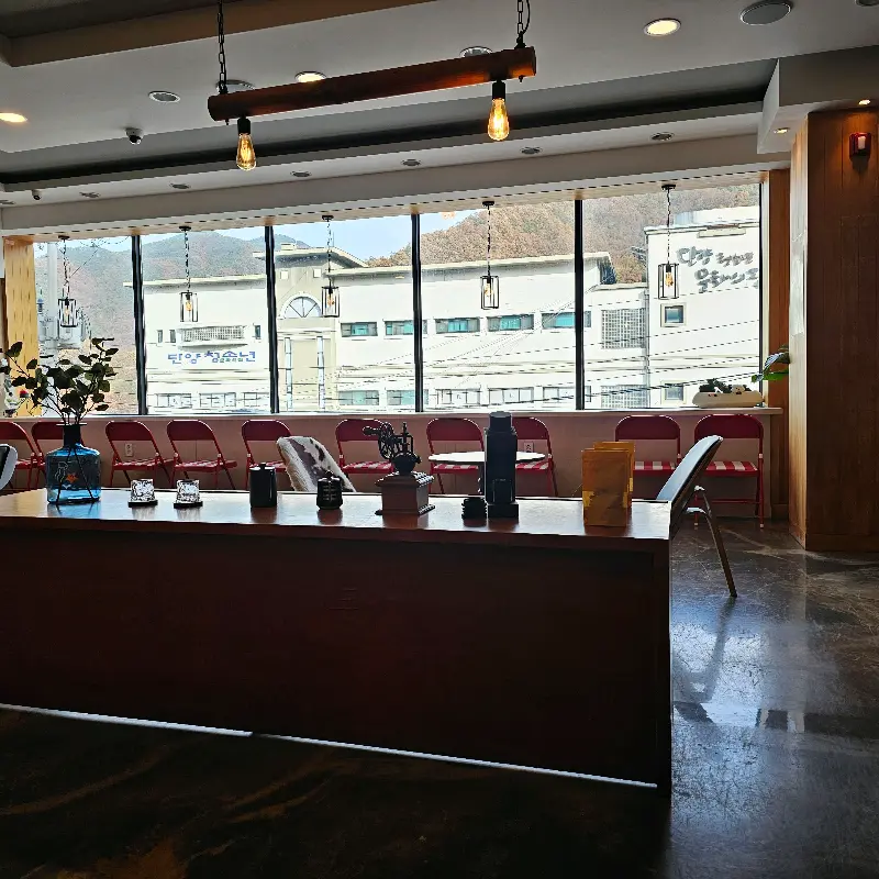 카페 내부에서 보이는 창밖 풍경