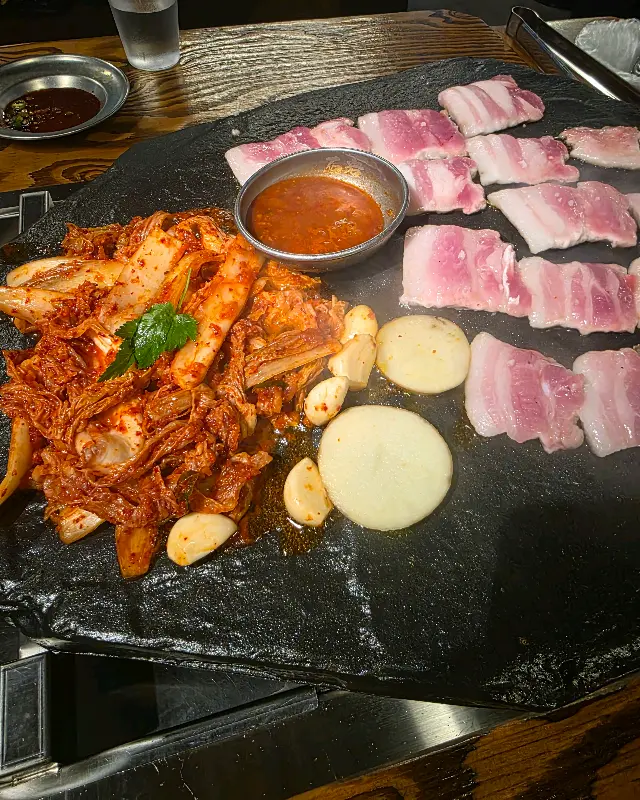 돌판 위의 삼겹살과 김치
