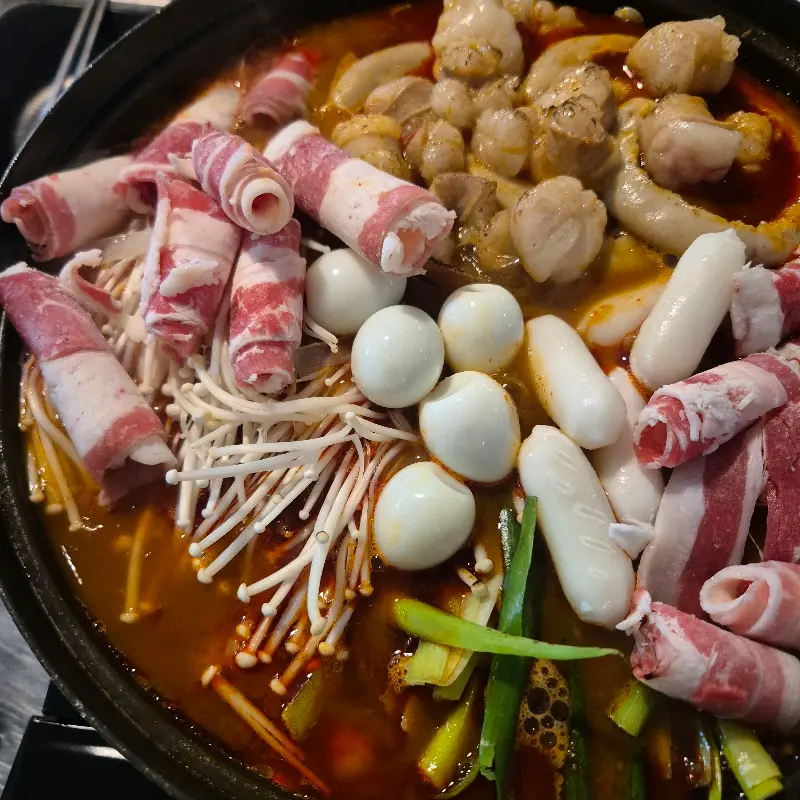 다양한 재료가 들어간 전골