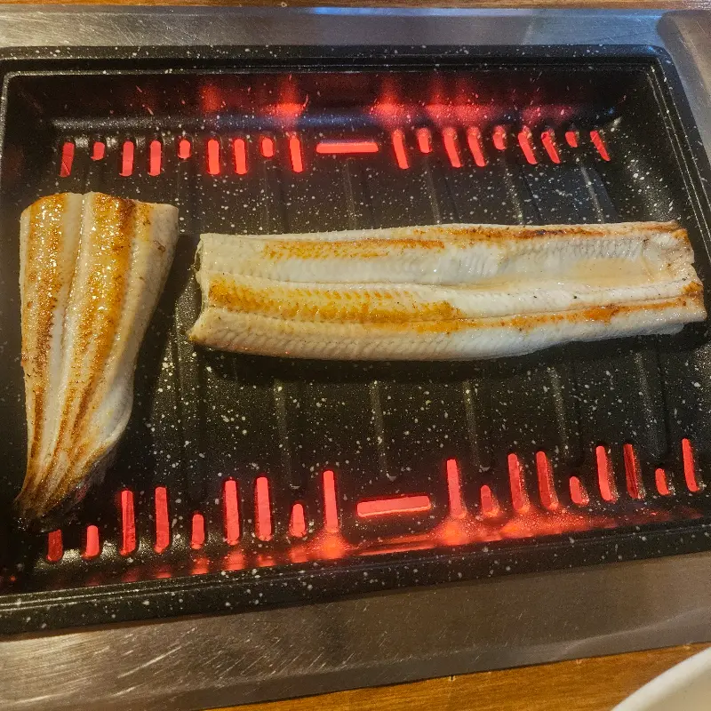 숯불 위에서 맛있게 구워지는 장어