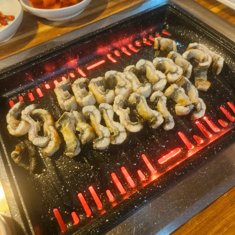 불판 위에서 익어가는 장어