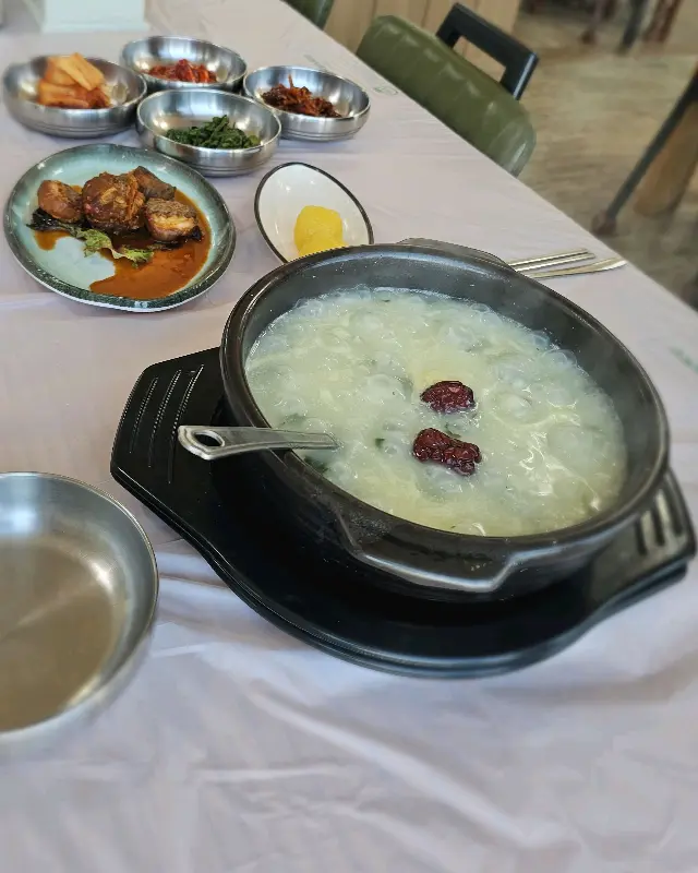 푸짐한 어죽 한 상 차림