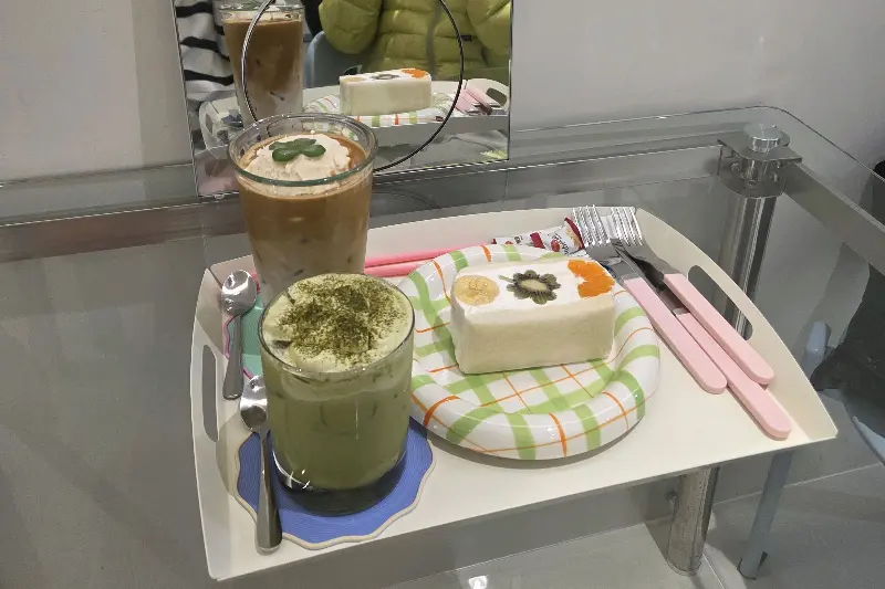 먹음직스러운 디저트와 음료