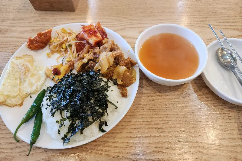 다양한 반찬이 담긴 접시