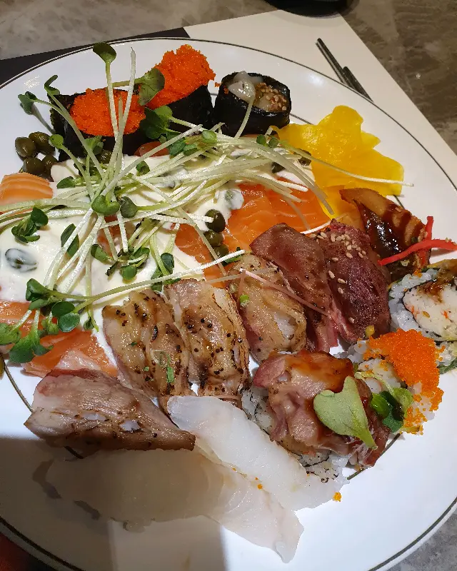 초밥 코너에서 담아온 접시