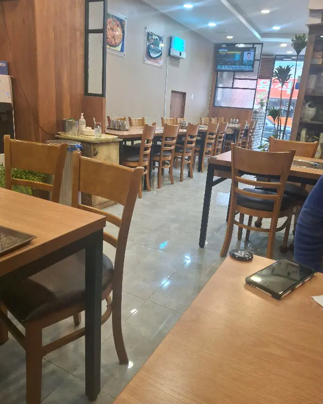 깔끔하고 넓은 식당 내부